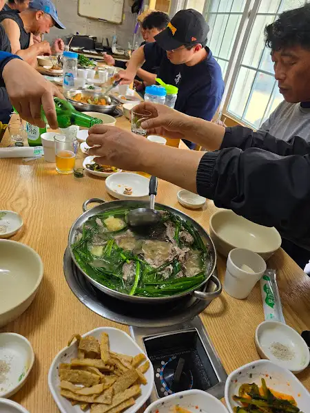 테이블에 차려진 푸짐한 한상차림