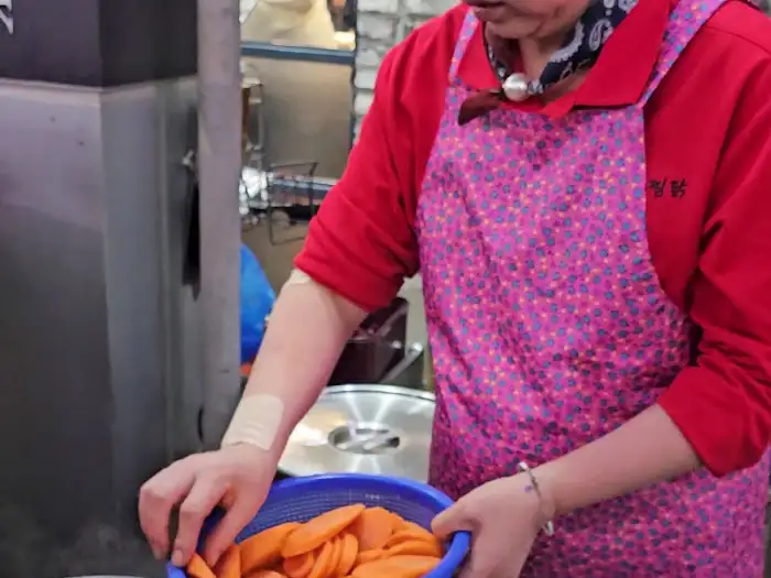 주방에서 찜닭 재료를 손질하는 모습