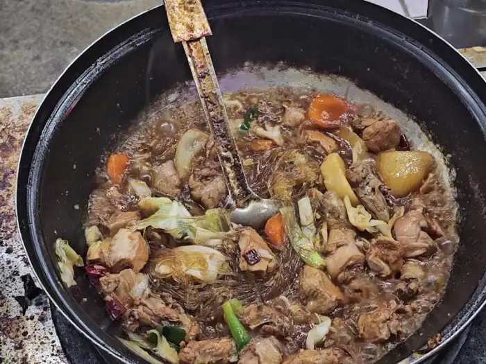찜닭 속의 닭고기 조각
