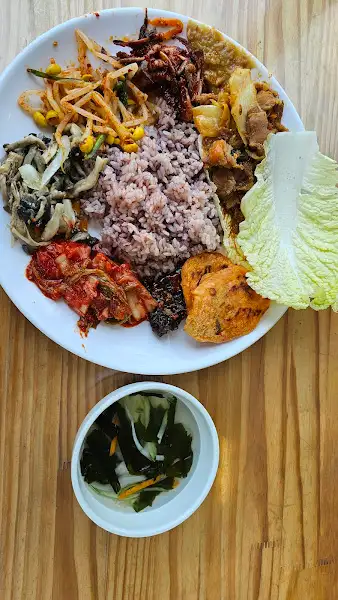 뷔페식 반찬과 밥, 국물이 담긴 상차림