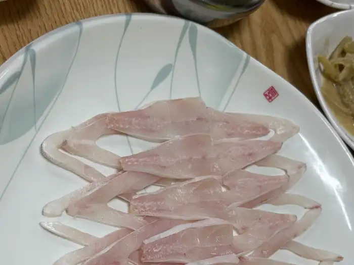 덕자회 여러 점이 접시에 겹겹이 쌓여 있는 모습. 섬세한 칼질이 돋보인다.