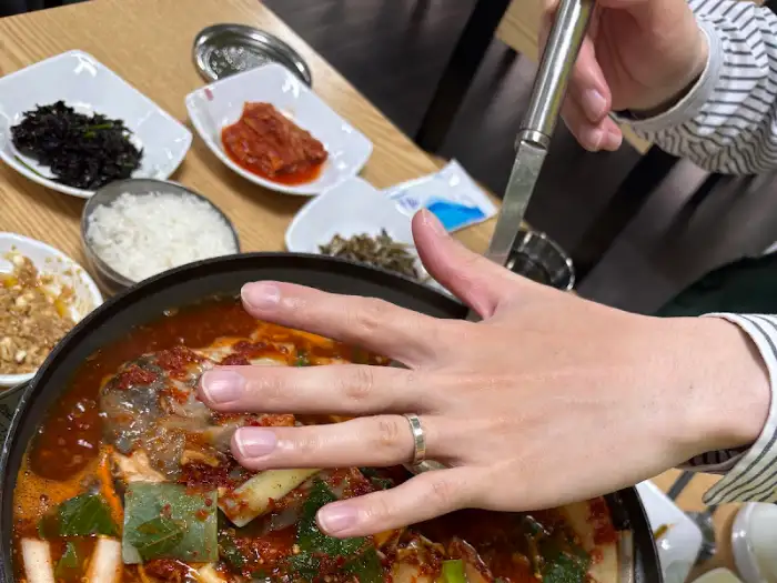 테이블에 놓인 여러 반찬들. 밥과 함께 먹기 좋은 정갈한 모습이다.