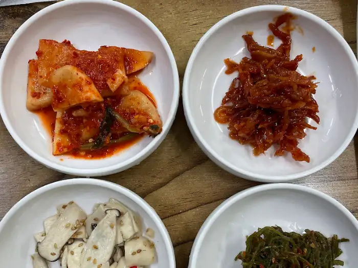 김치, 젓갈류, 나물 등 다양한 반찬들이 담긴 그릇들.