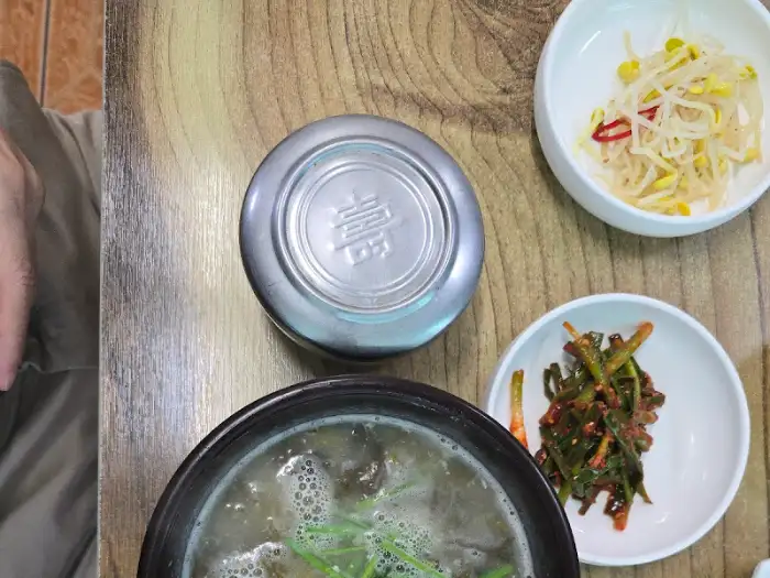 시락국과 함께 나온 뚜껑이 있는 밥그릇.