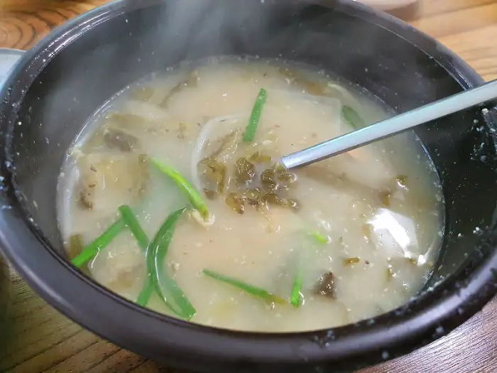 메뉴판 사진. 시락국, 해물된장, 술 등의 가격이 적혀 있다.
