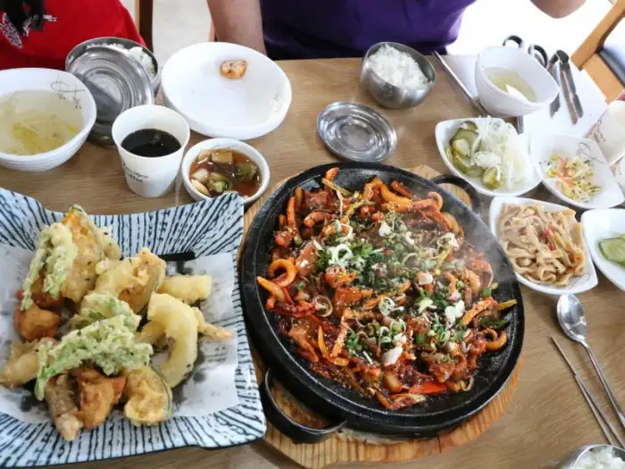 오징어제육볶음과 밥, 그리고 곁들임 반찬
