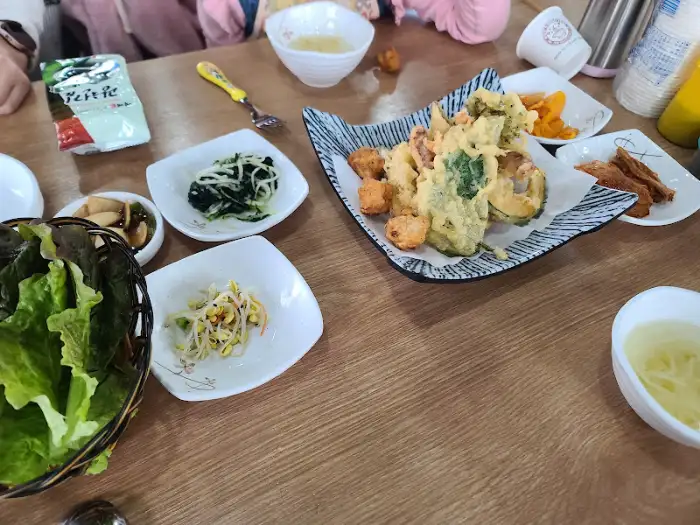 테이블에 차려진 여러 음식들