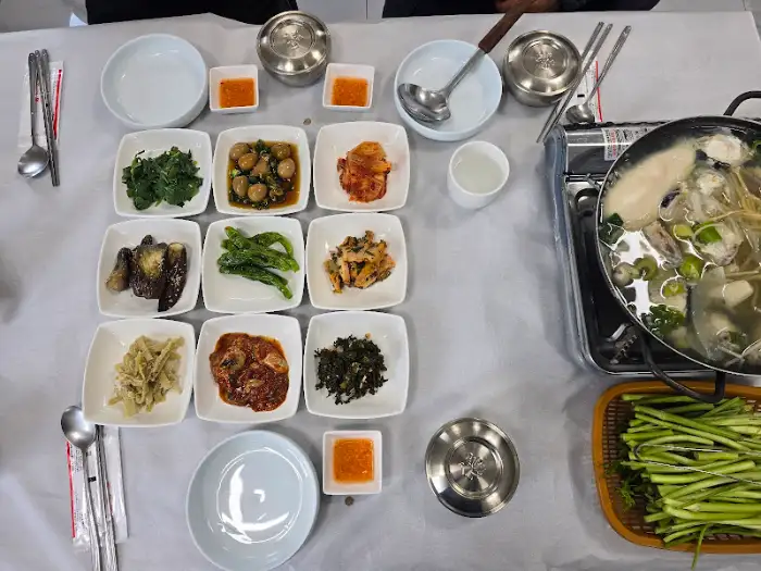 테이블에 차려진 푸짐한 한상차림