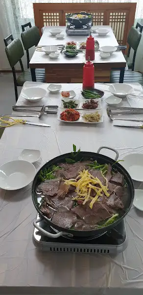 테이블에 놓인 따뜻한 장어탕과 덜어먹는 그릇