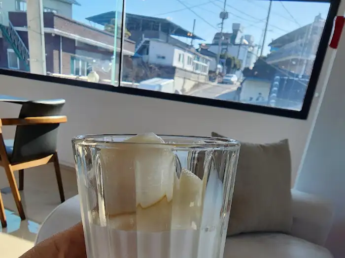 온슈페너가 담긴 투명한 유리잔
