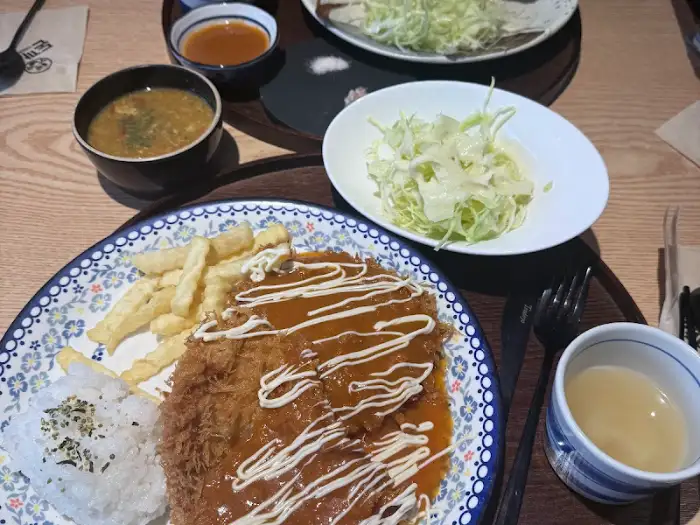 푸짐하게 담긴 경양식 돈까스 한 상