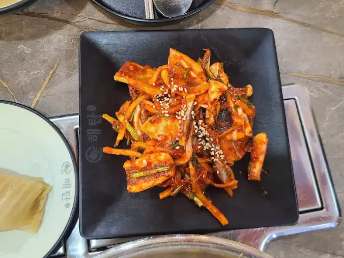 작은 접시에 담겨 나온 매콤한 오징어 볶음