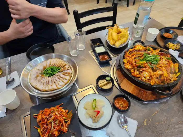 테이블 위에 여러 음식이 차려진 모습, 여러 명이 함께 즐기기 좋은 구성