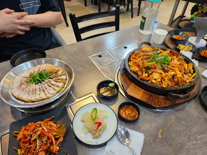 테이블에 놓인 음식들과 음료, 그리고 식기들