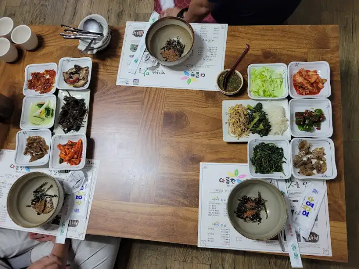 식탁 위에 먹음직스럽게 차려진 한상차림