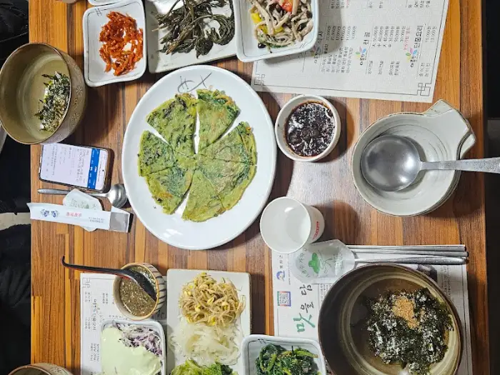 테이블 위에 차려진 다양한 음식들