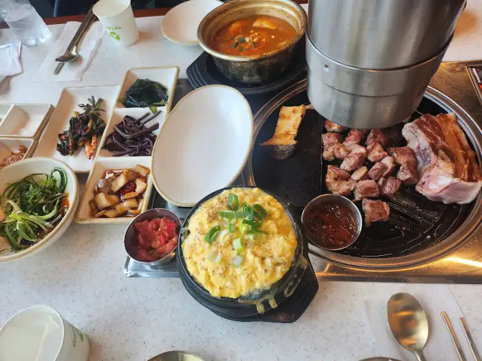 금돈가 흑돼지 구이와 반찬, 계란찜