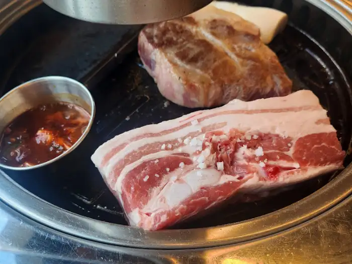 두툼한 제주 흑돼지 삼겹살