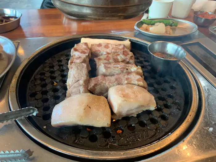 불판 위에서 맛있게 익어가는 흑돼지
