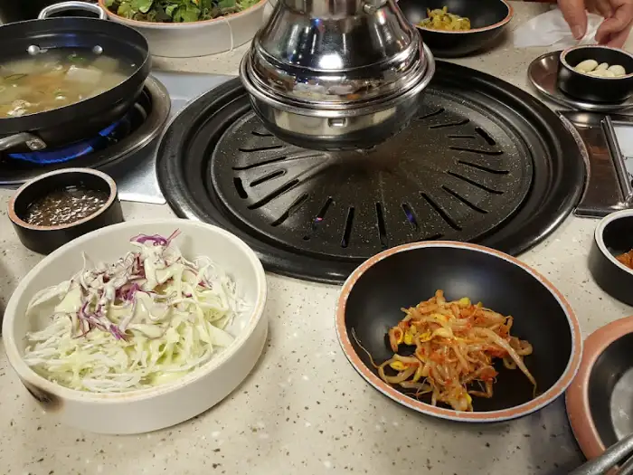 식탁 위의 기본 반찬과 곁들임 음식