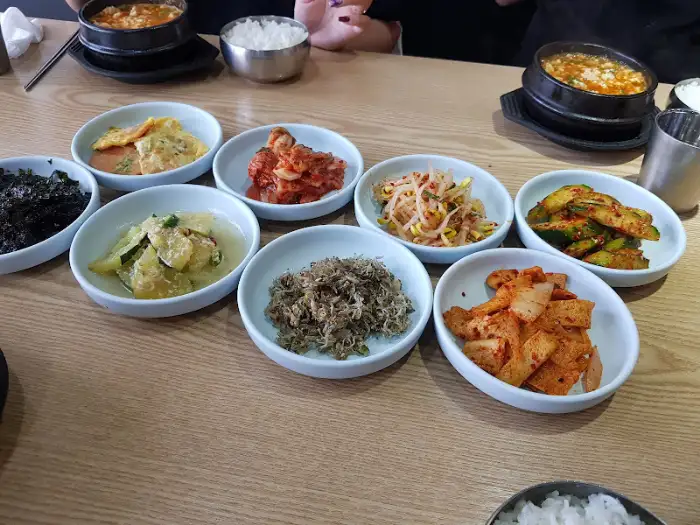 다양한 종류의 나물 무침과 김치