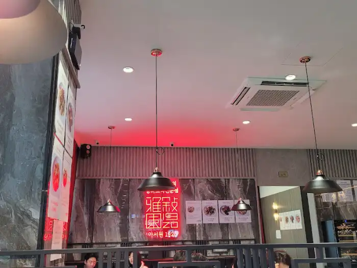 매장 내부 조명과 인테리어