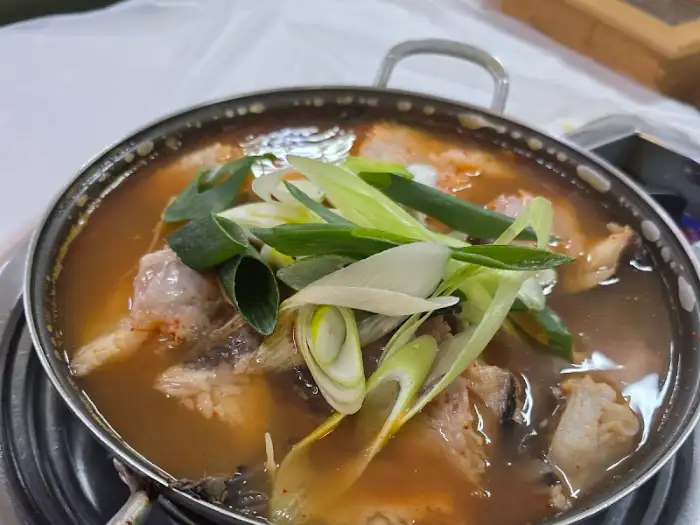 김이 모락모락 나는 물메기탕