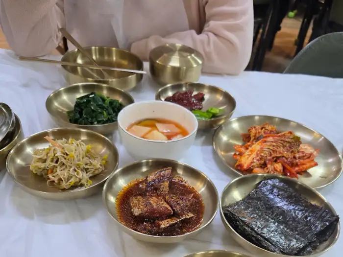 다양한 밑반찬이 차려진 상차림