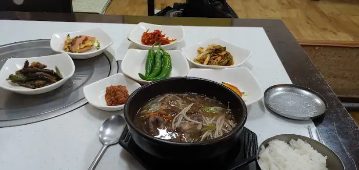 국물이 자작한 메인 요리가 담긴 뚝배기