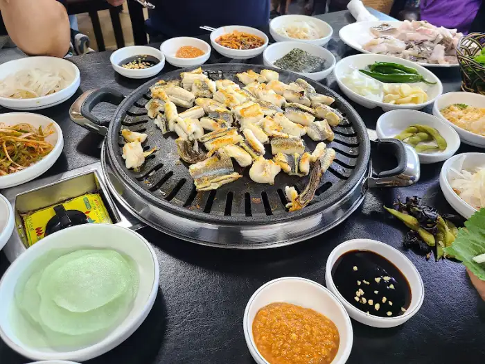 테이블에 차려진 장어구이 한 상