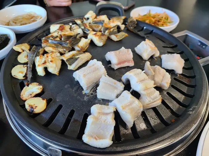 잘 구워진 장어구이 조각들