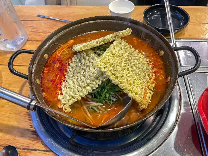 라면 사리와 채소가 얹어진 닭도리탕