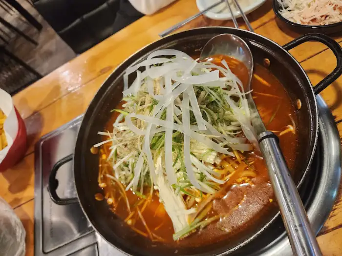닭도리탕 속 다양한 야채와 버섯