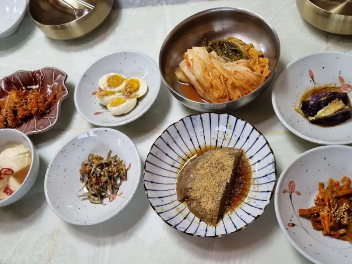 다양하고 정갈한 밑반찬