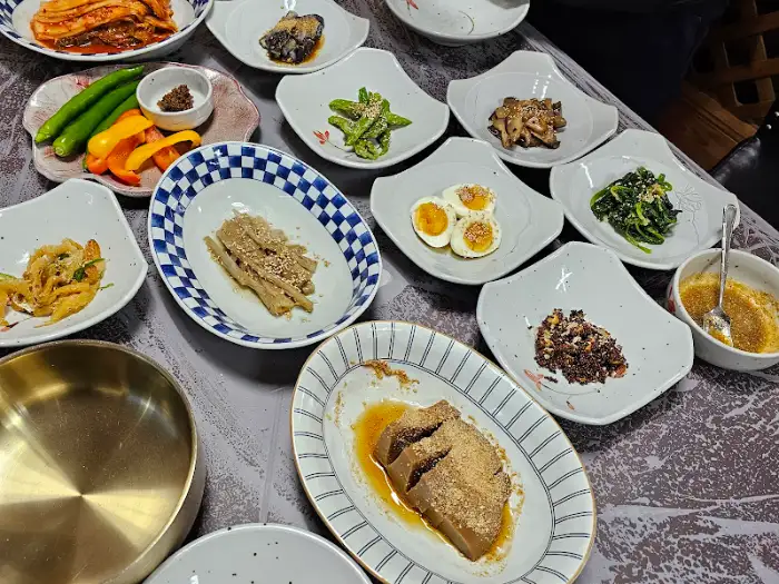 식탁에 차려진 다양한 음식들