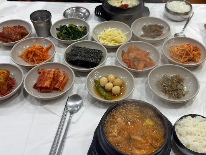 푸짐한 반찬 한상차림