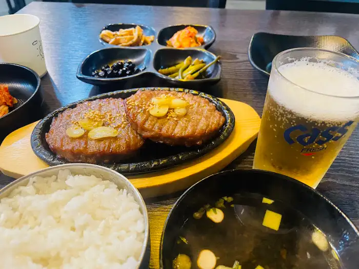 떡갈비와 함께 나온 밥과 반찬