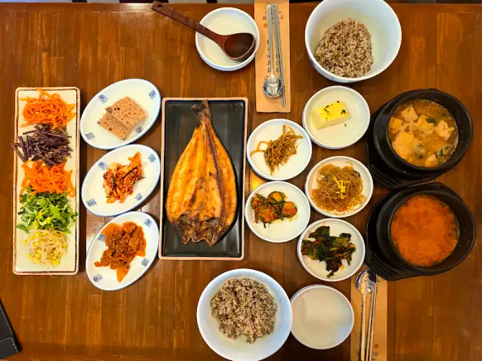 푸짐하게 차려진 보리밥 정식 한 상