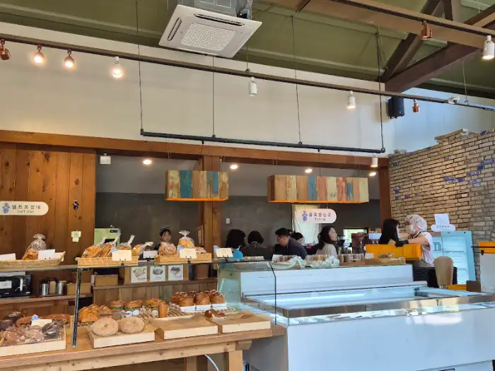 빵 진열대 앞 고객들의 모습