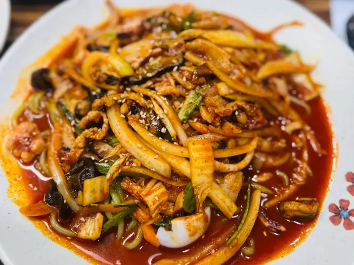 푸짐하게 담긴 야끼우동