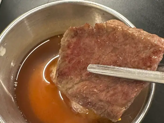 불판 위에서 익어가는 삼겹살