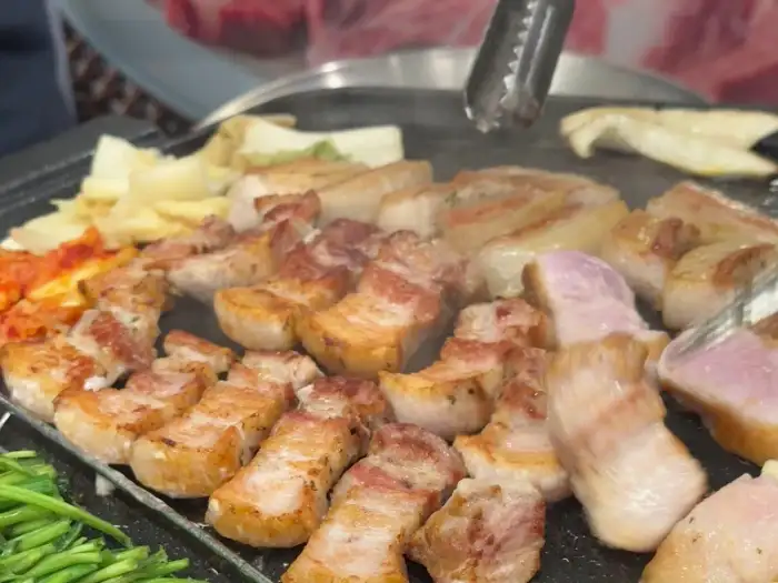 잘 익은 삼겹살 조각