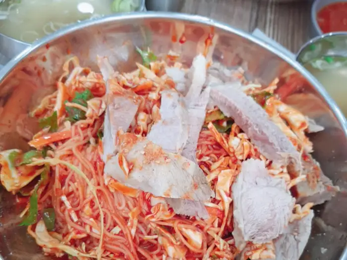 새콤달콤한 비빔국수의 모습