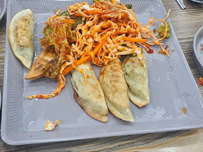 바삭한 군만두가 올라간 덮밥