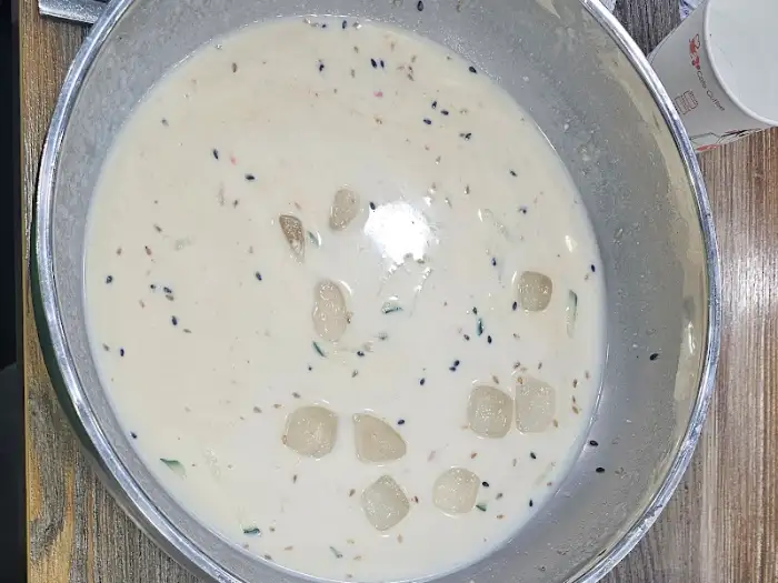 깨가 뿌려진 콩국수