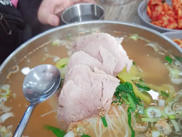 붉은 양념의 비빔 국수