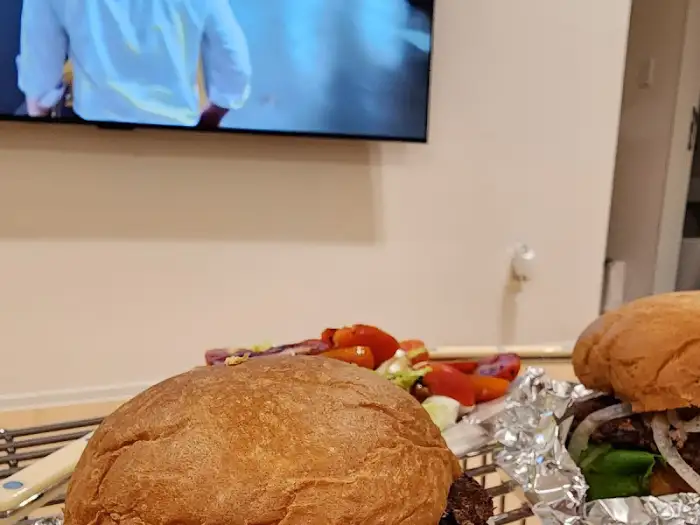 준비된 버거와 샐러드, 빵 사진.