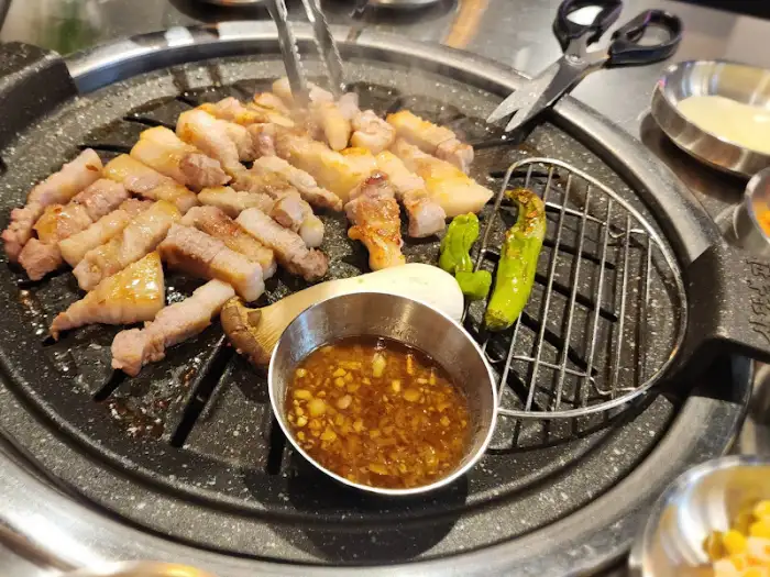불판 위에서 익어가는 두툼한 갈빗살의 모습
