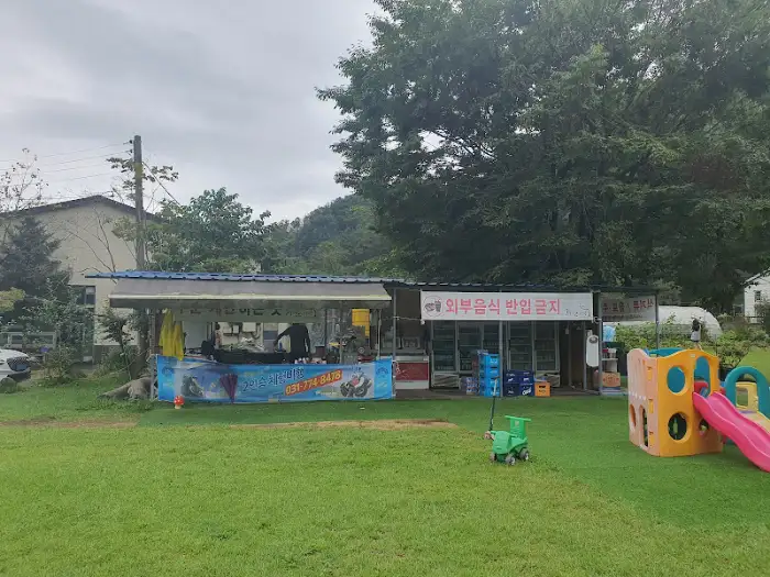 식당 건물과 주변의 녹음