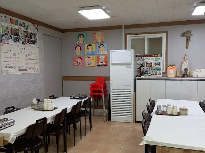식당 내부 테이블 세팅